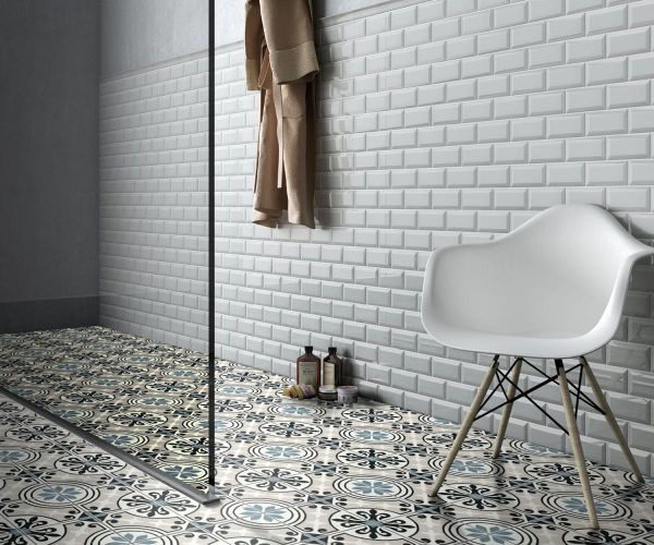 223648-220810_inspirations-carrelage-salle-de-bain-douche-imitation-carreaux-de-ciment-tons-bleus-carrealages-metro-blanc-rectangle-bords-biseau-schelfhout.jpg