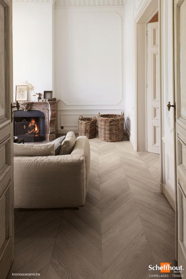 225847_inspirations-carrelage-sejour-salon-imitation-parquet-clair-chevron-schelfhout.jpg