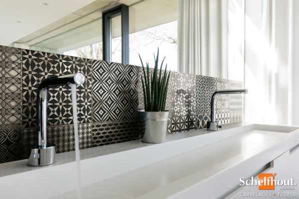 226377_inspirations-carrelage-salle-de-bain-20x20-geometrique-decor-motif-gris-chic-mosaique-carreaux-ciment-schelfhout.jpg