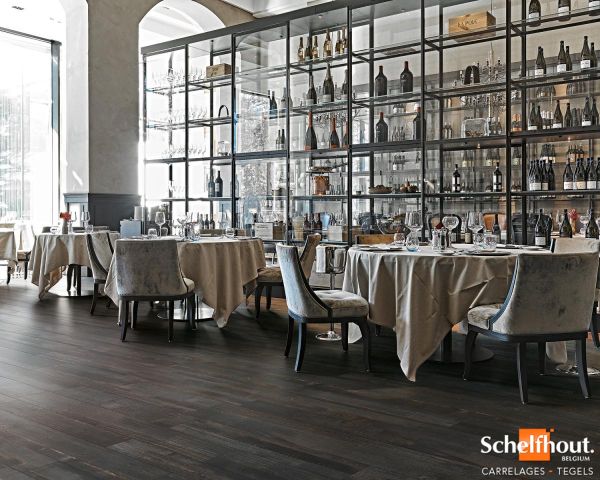 218246_inspirations-carrelage-restaurant-hotel-brasserie-imitation-parquet-fonce-noir-schelfhout.jpg