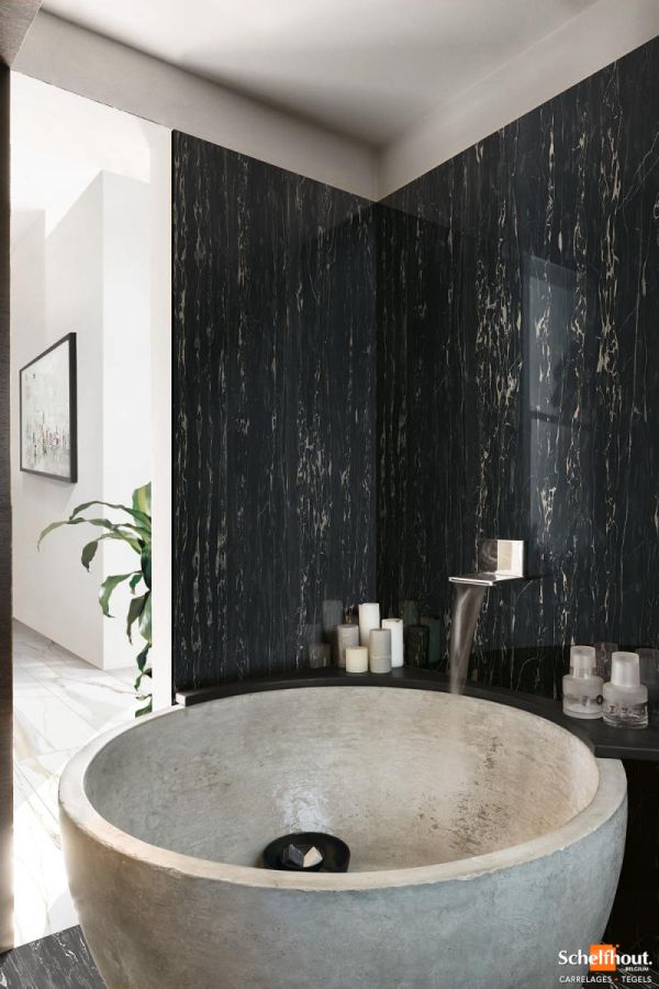 223480_inspirations-carrelage-salle-de-bain-baignoire-claire-carrelage-fonce-imitation-marbre-noir-gres-cerame-schelfhout.jpg